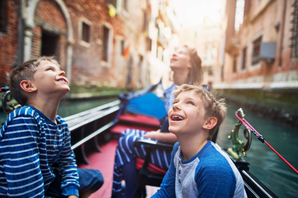 bambini che si godono il giro in gondola a venezia, italia - gondola foto e immagini stock