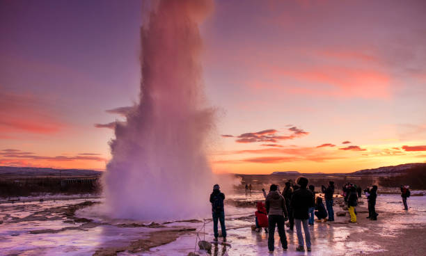 строккур гейзер, исландия - гейзер стоковые фото и изображения