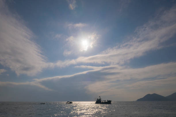 vista para o mar de cheung po tsai caverna em cheung chau, uma ilha periférica em hong kong - outlying islands - fotografias e filmes do acervo