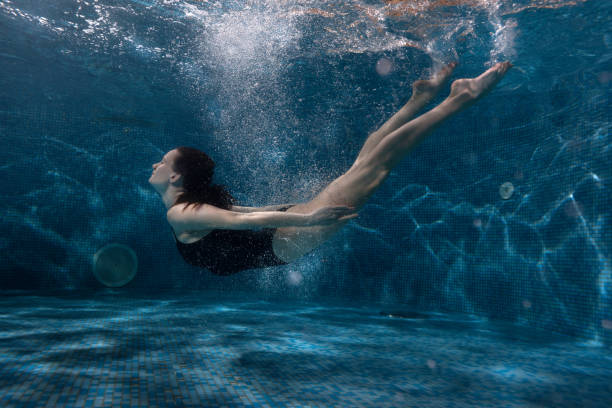 kobieta unosi się pod wodą w basenie. - floating on water women swimming pool water zdjęcia i obrazy z banku zdjęć