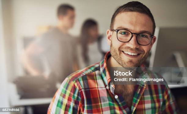 Fröhlichen Unternehmer Mit Brille Im Büro Stockfoto und mehr Bilder von Männer - Männer, Büro, Programmierer