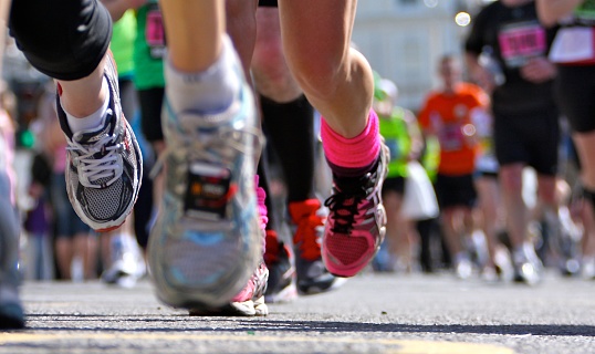 Los corredores de maratón cierran piernas y zapatos photo