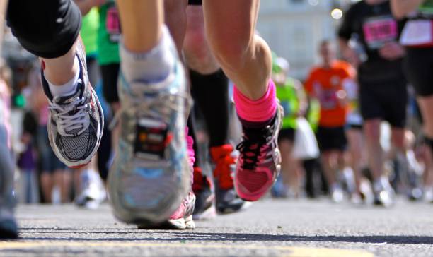 marathon runners fermer les jambes et les chaussures - marathon running jogging group of people photos et images de collection