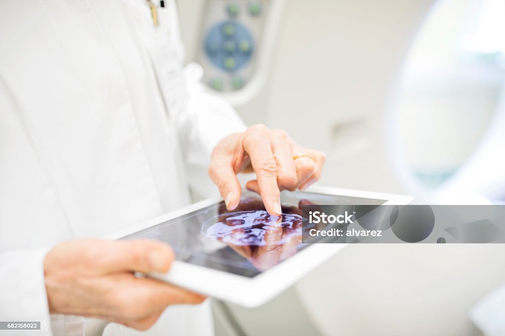 Arzt analysieren Röntgenbild in digital-Tablette - Lizenzfrei Gesundheitswesen und Medizin Stock-Foto