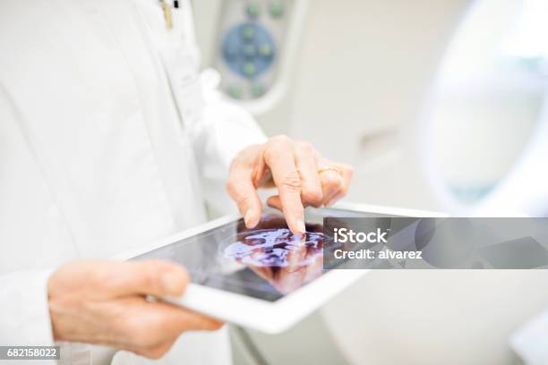 Arzt Analysieren Röntgenbild In Digitaltablette Stockfoto und mehr Bilder von Gesundheitswesen und Medizin - Gesundheitswesen und Medizin, Digitalanzeige, Krankenhaus