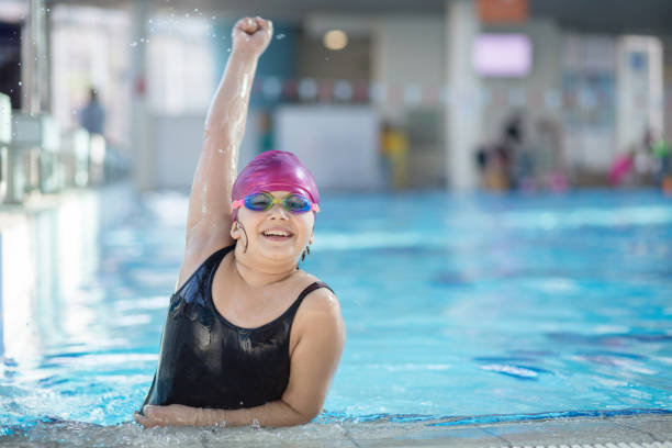 młodych i odnoszących sukcesy pływaków - blue water swimming pool sports and fitness zdjęcia i obrazy z banku zdjęć