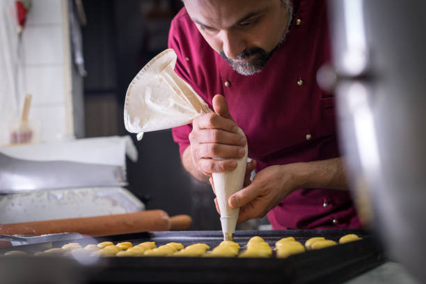 이탈리아 빵 제과점 제과 제빵 만들기: sac는 poche를 사용 하 여 파이 형성을 위한 - italian culture cake pastry food 뉴스 사진 이미지