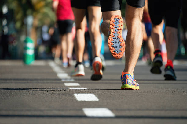 course de marathon - marathon running jogging group of people photos et images de collection