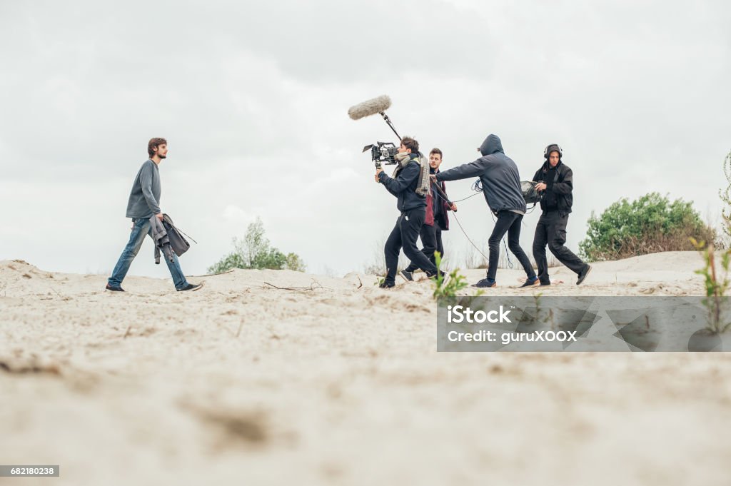 Hinter den Kulissen. Filmteam filmt Filmszene im freien - Lizenzfrei Kinofilm Stock-Foto