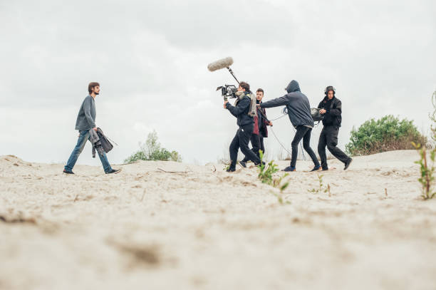 dietro la scena. troupe cinematografica che filma la scena cinematografica all'aperto - assistente di volo foto e immagini stock