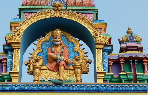 Ídolo de shirdi sentado en el arco del templo photo
