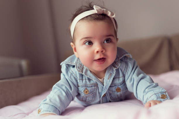 bébé rampant - baby people headband portrait photos et images de collection
