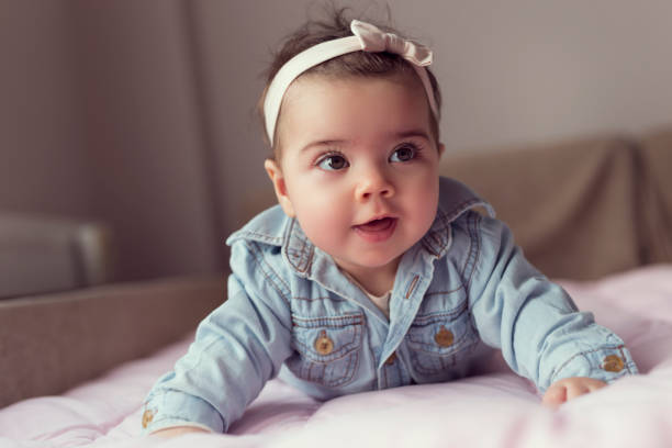 baby crawling - bebês meninas imagens e fotografias de stock