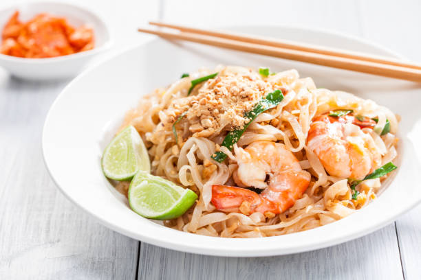 pad thai stir fried asian noodles with shrimp, egg, tofu and bean sprouts - thailand thai culture thai cuisine pad thai imagens e fotografias de stock