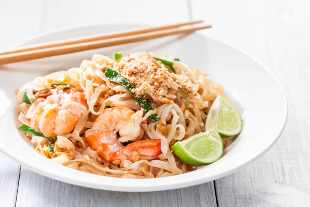 pad thai stir fried asian noodles with shrimp, egg, tofu and bean sprouts - thailand thai culture thai cuisine pad thai imagens e fotografias de stock