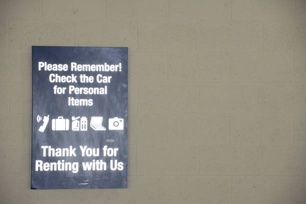istock Sign for those who return a rented vehicle 682223080