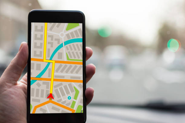 navegación gps en el dispositivo móvil y el concepto de transporte. mano masculina con navegación mapa del sistema de seguimiento en smartphone con copia espacio. - global positioning system fotografías e imágenes de stock