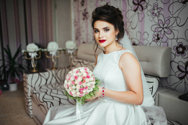 belle mariée dans une robe de mariée blanche avec voile bouquet et de la dentelle à l’intérieur. femme à la coiffure. - veil bride lace married photos et images de collection