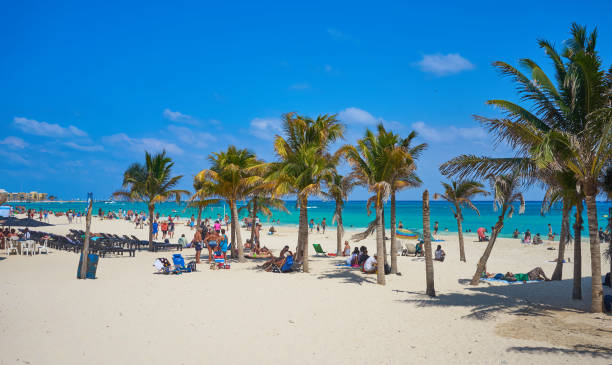 メキシコで「プラヤ ・ デル ・ カルメン」のビーチで春休み - spring break ストックフォトと画像