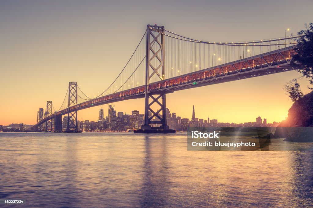 Horizonte de San Francisco com Oakland Bay Bridge no pôr do sol, Califórnia, EUA - Foto de stock de Arquitetura royalty-free