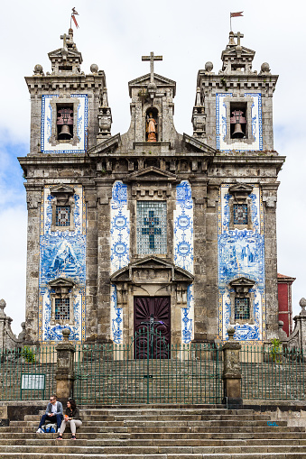 Fachada De Azulejos La Iglesia San Ildefonso En Porto Portugal Foto de  stock y más banco de imágenes de Arquitectura - iStock