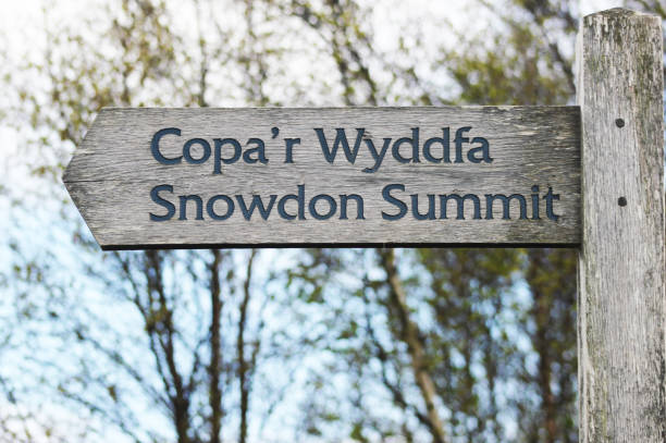 The Way To The Top Sign directing walkers to the summit of Mount Snowdon in both English & Welsh mount snowdon photos stock pictures, royalty-free photos & images