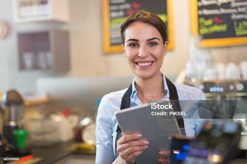 Người phụ nữ làm việc trong quán cà phê - Trả phí Bản quyền Một lần Ba Lan Bức ảnh sẵn có Người phụ nữ làm việc trong quán cà phê - Trả phí Bản quyền Một lần Ba Lan Bức ảnh sẵn có