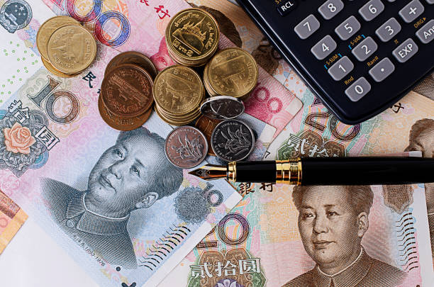 stilografica con monete e banconote e calcolatrici in porcellana - coin china japanese currency finance foto e immagini stock