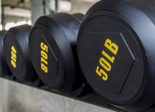 hanteln im fitnessstudio gewicht trainingsgeräte - buy testosterone 250 stock-fotos und bilder