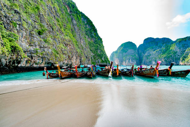 лодки острова пхи-пхи, таиланд - thailand beach nautical vessel phuket province стоковые фото и изображения