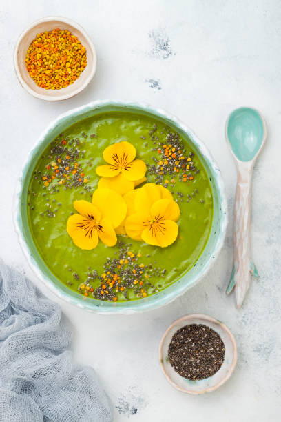 frühstück detox grüner smoothie schüssel garniert mit superfoods, chiasamen, biene blütenstaub und essbare blüten. overhead, top aussicht, flach legen, textfreiraum - flower cabbage kale edible flower stock-fotos und bilder