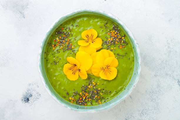 frühstück detox grüner smoothie schüssel garniert mit superfoods, chiasamen, biene blütenstaub und essbare blüten. overhead, top aussicht, flach legen, textfreiraum - flower cabbage kale edible flower stock-fotos und bilder