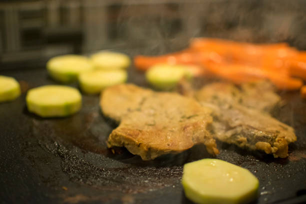 nahaufnahme des mannes essen grillen sie auf der barbecue - anticipation outdoors close up nobody stock-fotos und bilder