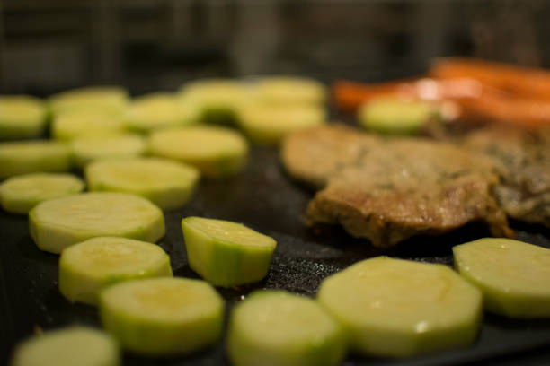 nahaufnahme des mannes essen grillen sie auf der barbecue - anticipation outdoors close up nobody stock-fotos und bilder