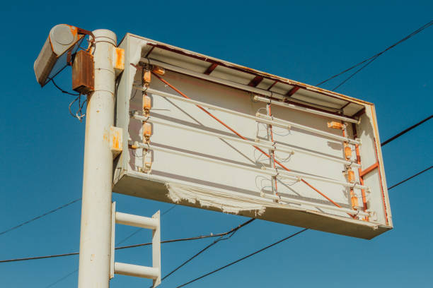 istock Sign of a broken and abandoned trade against blue sky 682293322