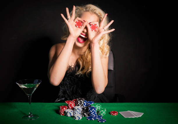 mulher fazendo careta com fichas de poker - eastern european flash - fotografias e filmes do acervo