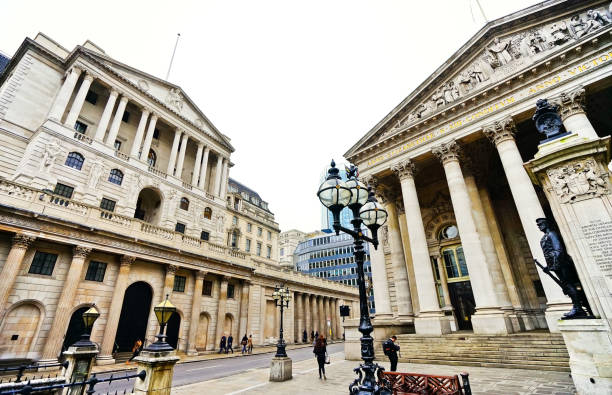 royal exchange and bank of england in the city of london - london england bank of england bank skyline imagens e fotografias de stock