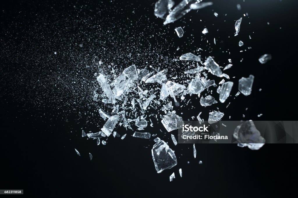 Cristalli rotti affilati - Foto stock royalty-free di Vetro rotto
