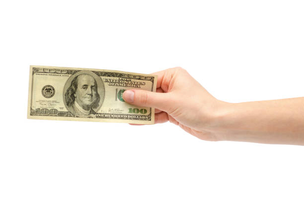 여성의 손은 100 달러를 취하거나 제공합니다. - commercial activity currency human hand dollar 뉴스 사진 이미지