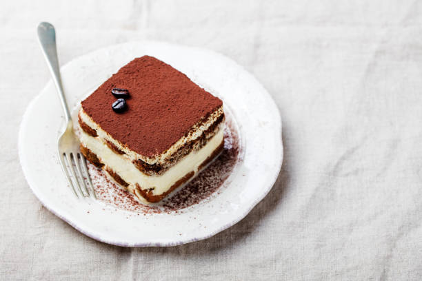 tiramisu, tradycyjny włoski deser na białym talerzu. kopiuj miejsce. - tiramisu dessert cake gourmet zdjęcia i obrazy z banku zdjęć