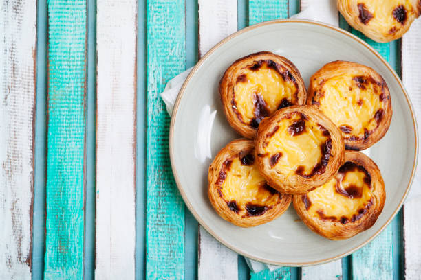 torta de ovo. sobremesa portuguesa. fundo de madeira. - tart - fotografias e filmes do acervo