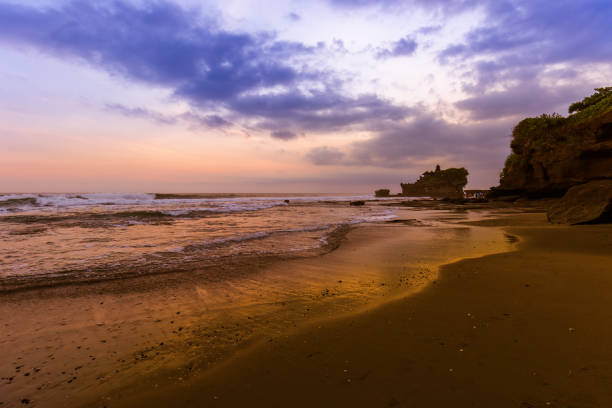 tempio di tanah lot - bali indonesia - bali temple landscape seascape foto e immagini stock