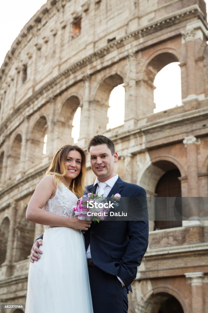 Bruden och brudgummen bröllop poser framför Colosseum, Rom, Italien - Royaltyfri Rom - Italien Bildbanksbilder