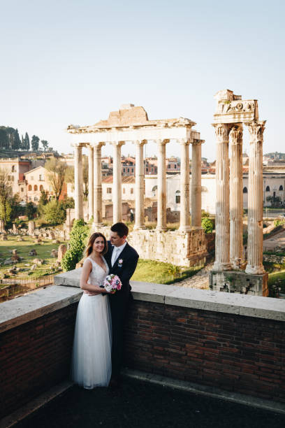 le pose nuziali degli sposi davanti al foro romano, roma, italia - wedding venue foto e immagini stock