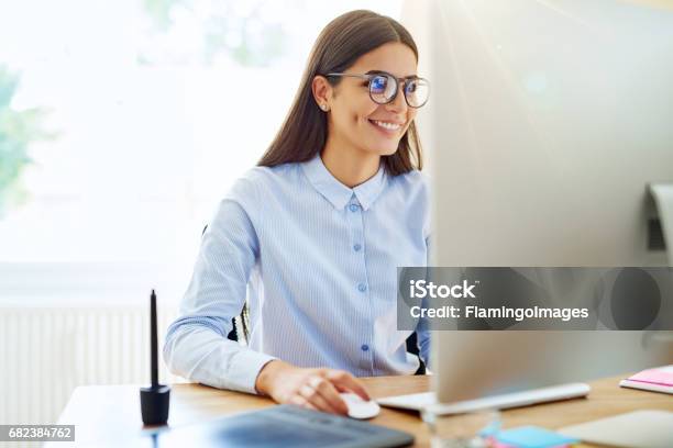 Sonrisa De Artista Digital Trabajando En Equipo Foto de stock y más banco de imágenes de PC de escritorio - PC de escritorio, Oficina, Mujeres