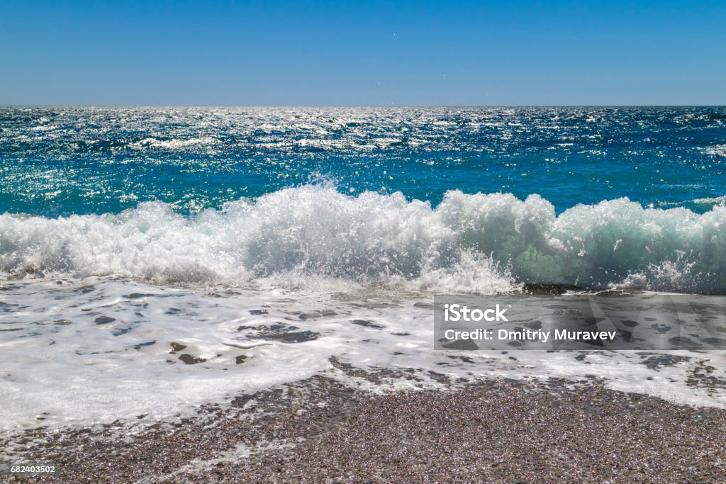 Sea wave on a pebbly beach - 免版稅地勢景觀圖庫照片