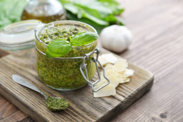 świeżo upieczesowy sos pesto - pesto sauce italian culture pine nut photography zdjęcia i obrazy z banku zdjęć