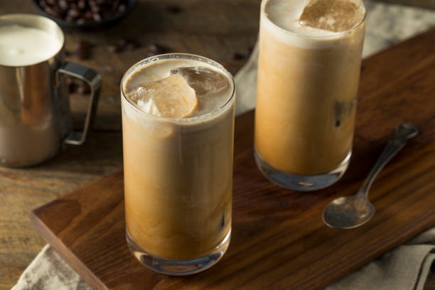 さわやかな冷たいタイのアイスコーヒー - coffee ice cube iced coffee tea ストックフォトと画像