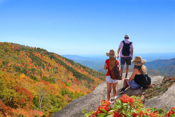 senderismo familiar de vacaciones en las montañas de otoño. - group of people journey effort travel destinations fotografías e imágenes de stock