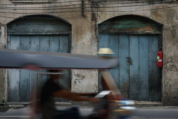 a imagem borrada movimento da bicicleta de tuk tuk em banguecoque com edifício de cidade velho no fundo - accident taxi driving tourist - fotografias e filmes do acervo